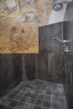 Shower, hair dryer, bidet, towels - Palazzo degli Olivi - Loft la Roccia, in the heart of the monumental area of Modica (Modica (RG))