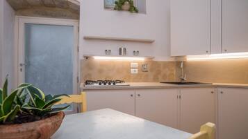 Réfrigérateur, four, plaque de cuisson, cafetiÚre/bouilloire