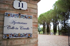 Een bord met het cijfer 11 en de tekst 'Agriturismo 'Colle in Ceralto'.