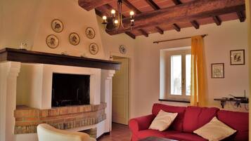 Fernseher, Kamin, Tischtennisplatte, Bücher