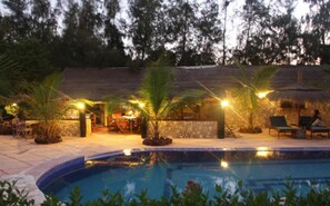 Outdoor pool, open 7 AM to 8 PM, pool umbrellas, sun loungers - Le Calao du Lac Rose (Niaga)