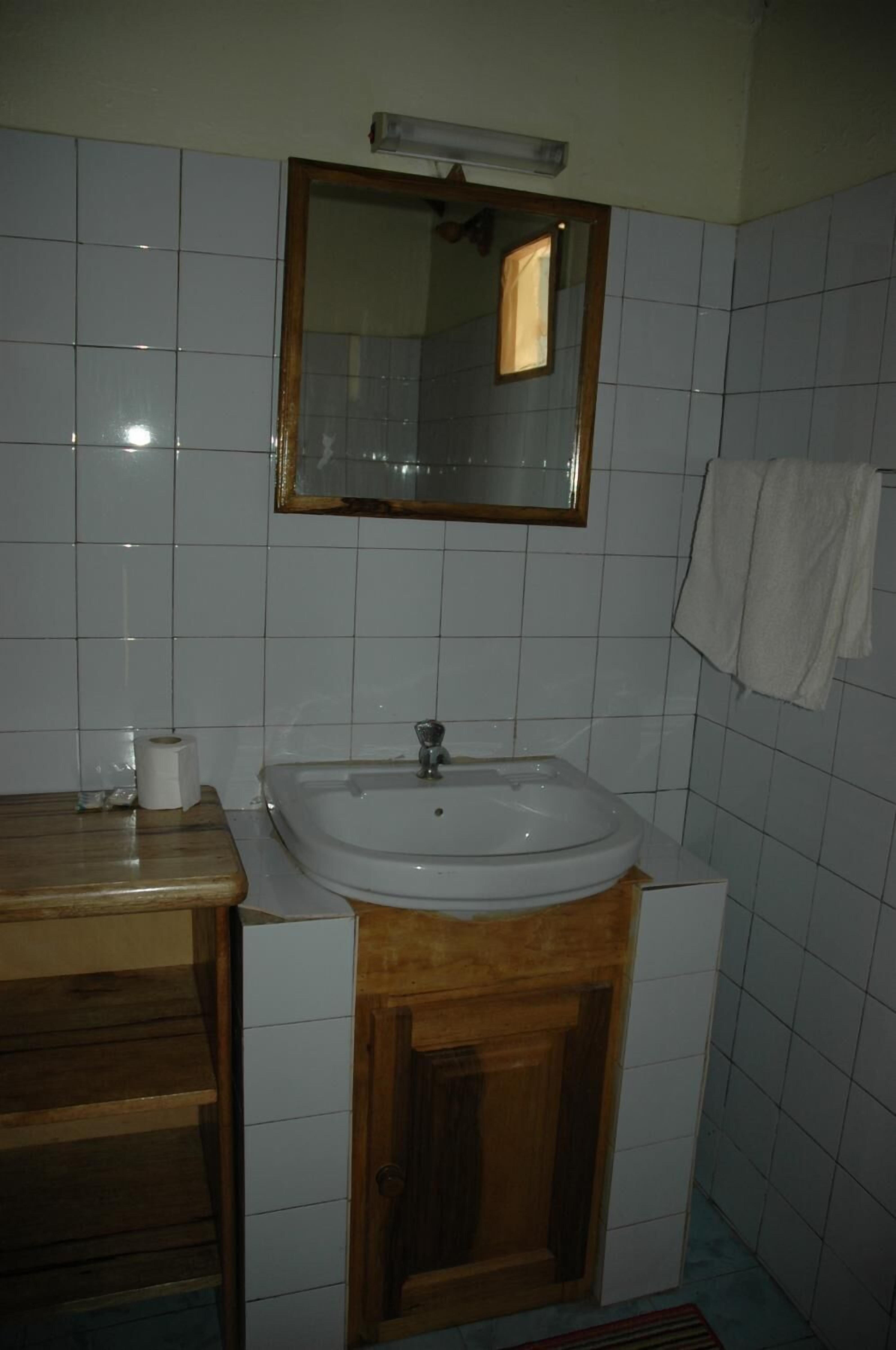 Een douche, gratis toiletartikelen, handdoeken