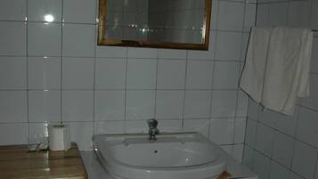 Een douche, gratis toiletartikelen, handdoeken