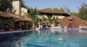 Outdoor pool, open 7 AM to 8 PM, pool umbrellas, sun loungers - Le Calao du Lac Rose (Niaga)
