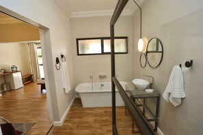 Deluxe kamer, 1 slaapkamer | Badkamer | Gratis toiletartikelen, handdoeken