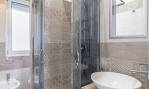 Een douche, een haardroger, badjassen, een bidet