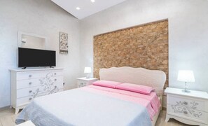 3 chambres, bureau, fer et planche à repasser, lit de bébé portatif