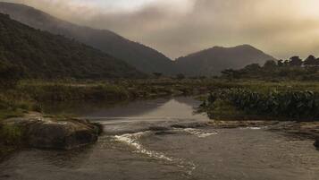 Un río que serpentea por un valle, con montañas al fondo.
