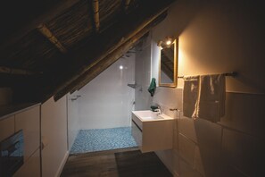 Free toiletries, hair dryer, towels, soap - theLAB Franschhoek (Franschhoek)