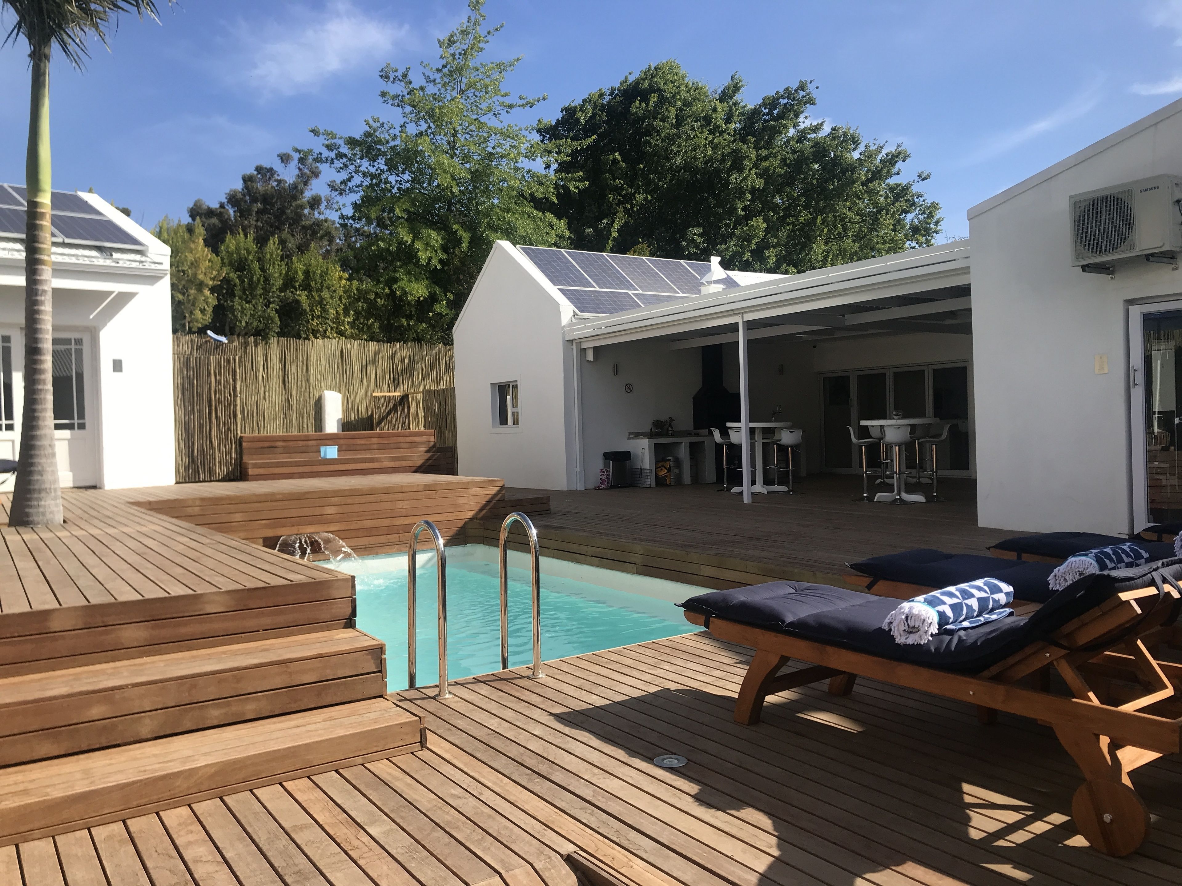 Piscina externa, guarda-sóis, espreguiçadeiras