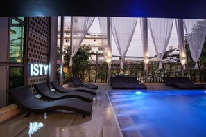 Piscine extérieure, chaises longues