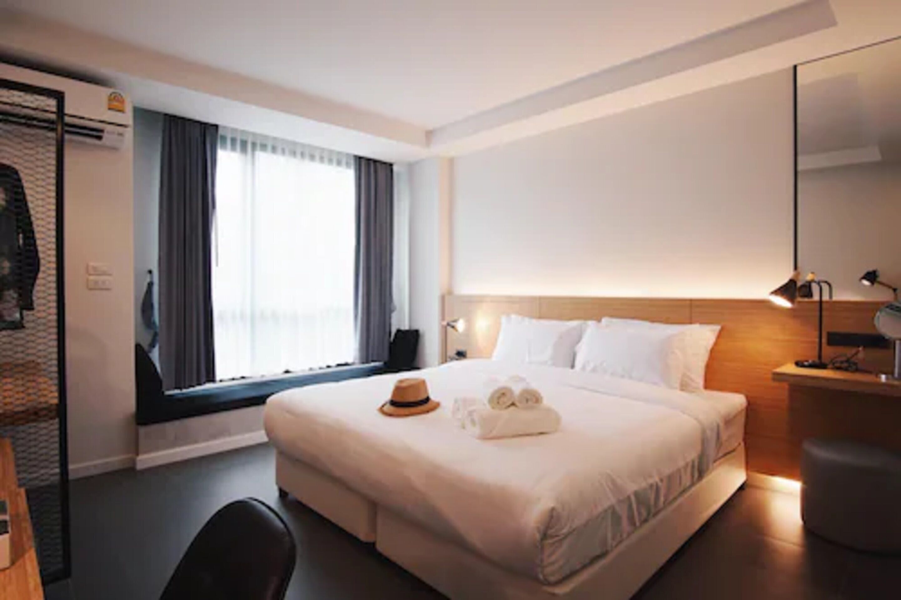 Standard Double Room | Värdeförvaringsskåp på rummet, skrivbord och mörkläggningsgardiner