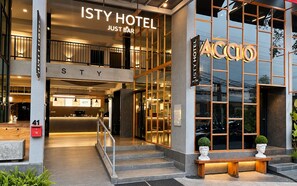Het uiterlijk van ISTY HOTEL, met een zichtbare receptie en een trap naar de ingang.