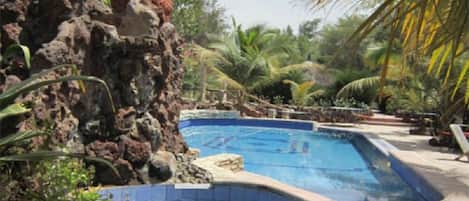 Piscine extérieure, parasols, chaises longues