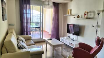 Televisie, tafelvoetbal, een tafeltennistafel en boeken