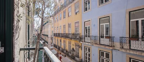Un edificio de varios pisos con balcones y ventanas.