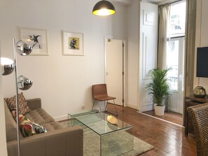 Deluxe-Apartment, 3 Schlafzimmer, Balkon, Stadtblick | Wohnzimmer | Flachbildfernseher, DVD-Player