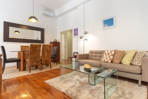 Deluxe-Apartment, 3 Schlafzimmer, Balkon, Stadtblick | Wohnbereich | Flachbildfernseher, DVD-Player