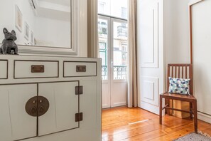Departamento Deluxe, 3 habitaciones, balcón, vista a la ciudad | 3 habitaciones y ropa de cama de alta calidad