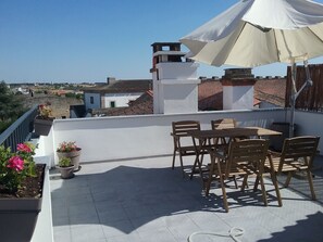 Outdoor dining - Casa do Ti Messias, an open door in the historic center of the Almeida fortress  (Almeida)