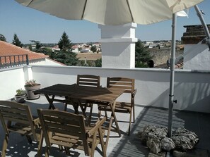 Outdoor dining - Casa do Ti Messias, an open door in the historic center of the Almeida fortress  (Almeida)