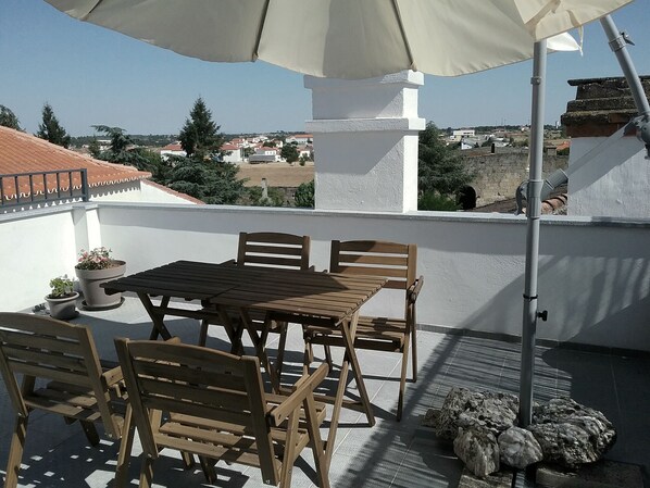 Outdoor dining - Casa do Ti Messias, an open door in the historic center of the Almeida fortress (Almeida)