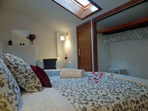 1 habitación, tabla de planchar con plancha, wifi y ropa de cama 