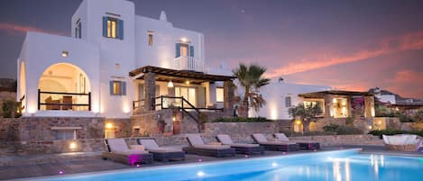 حمّام سباحة لا متناهي، مقاعد للتشمس