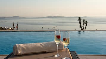 Piscine à débordement, chaises longues