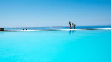 Piscine à débordement, chaises longues