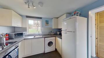 Een koelkast, een magnetron, een oven, een kookplaat