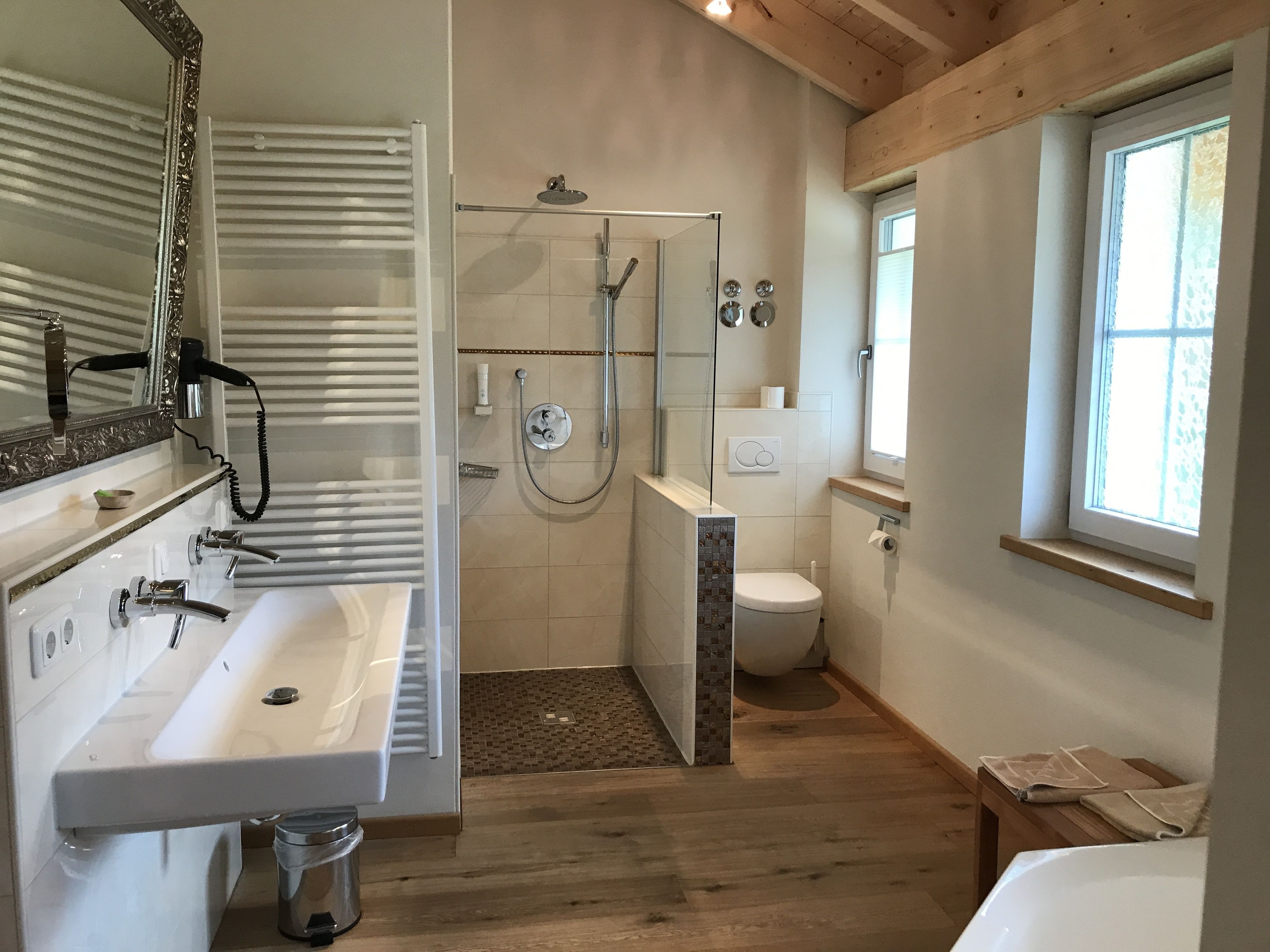 Un baño con ducha, inodoro y lavamanos.