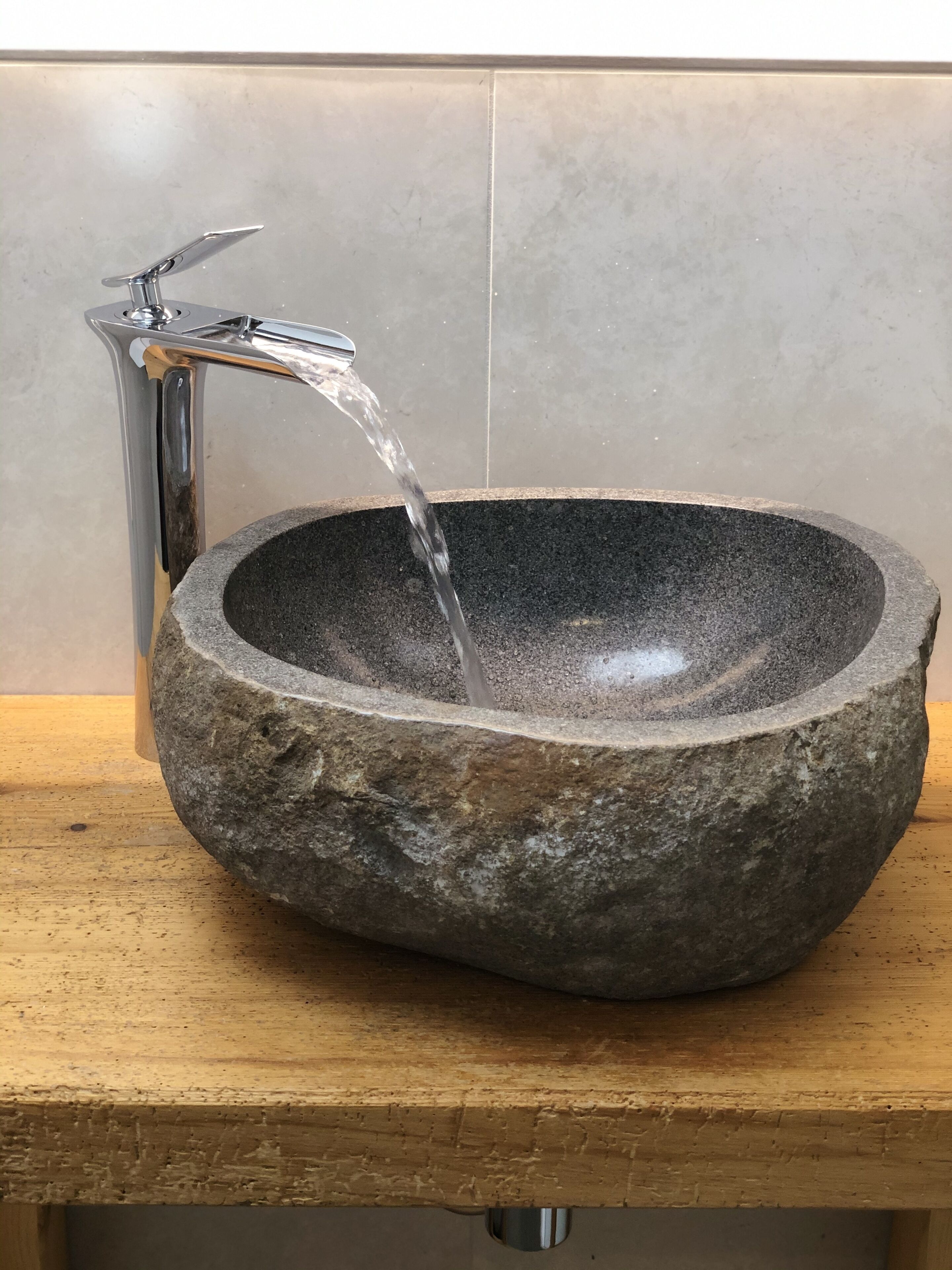 Un évier en pierre avec un robinet moderne.
