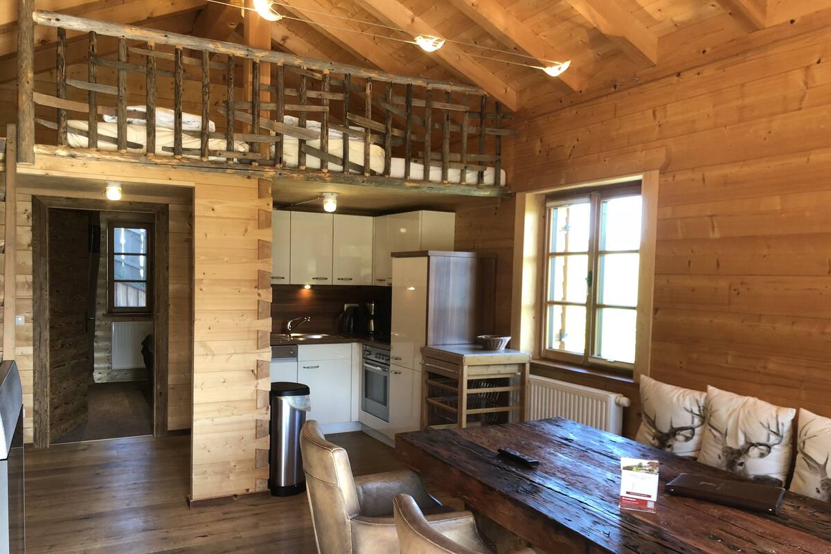奢华木屋, 1 间卧室, 壁炉, 泳池景观 | 起居区 | 平板电视