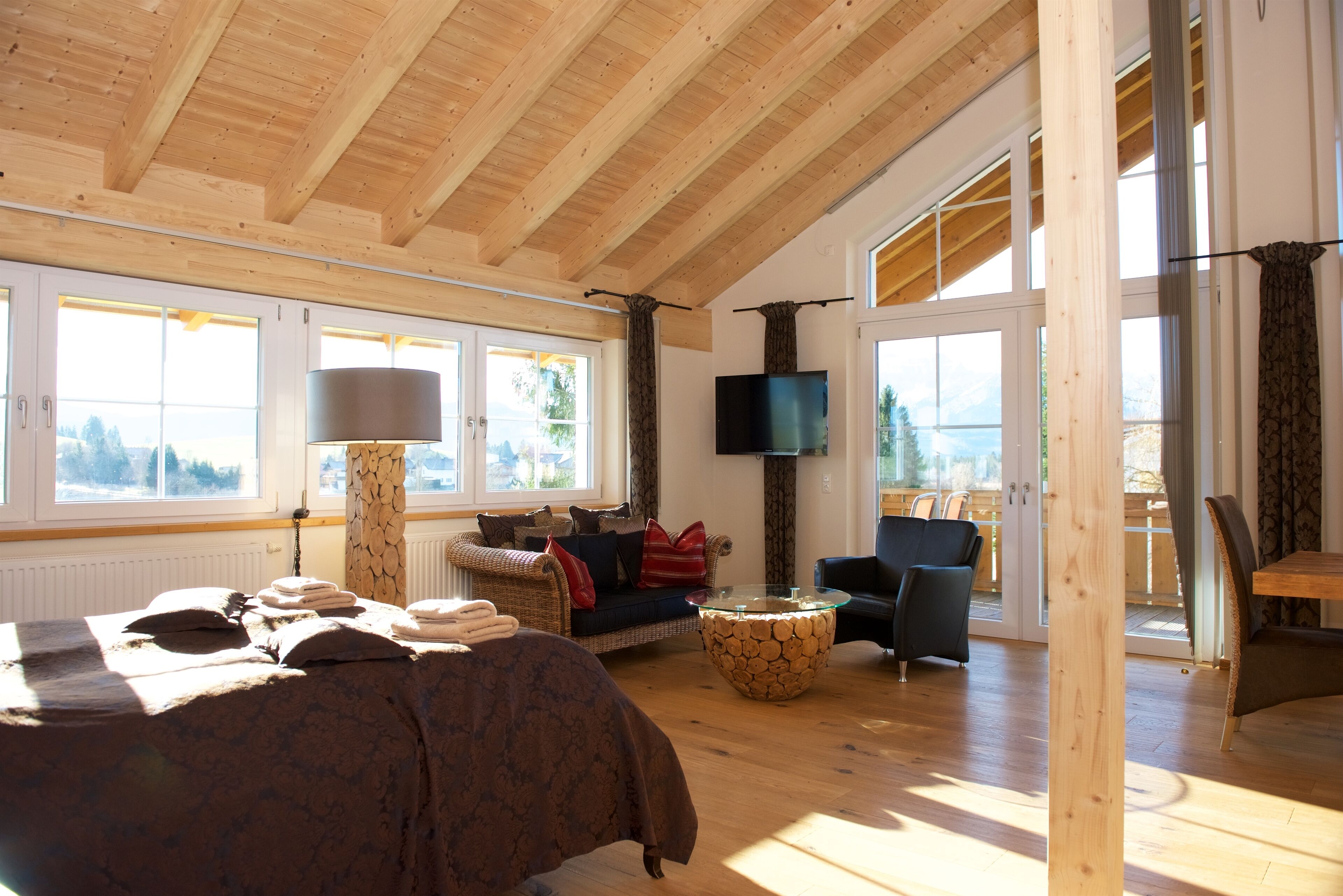 Suite Deluxe, 1 cama de matrimonio grande, bañera, vistas a la montaña | Zona de estar | Una televisión de pantalla plana