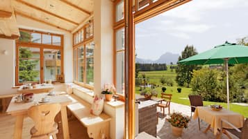 Colazione a buffet, servita tutte le mattine (16.00 EUR a persona)