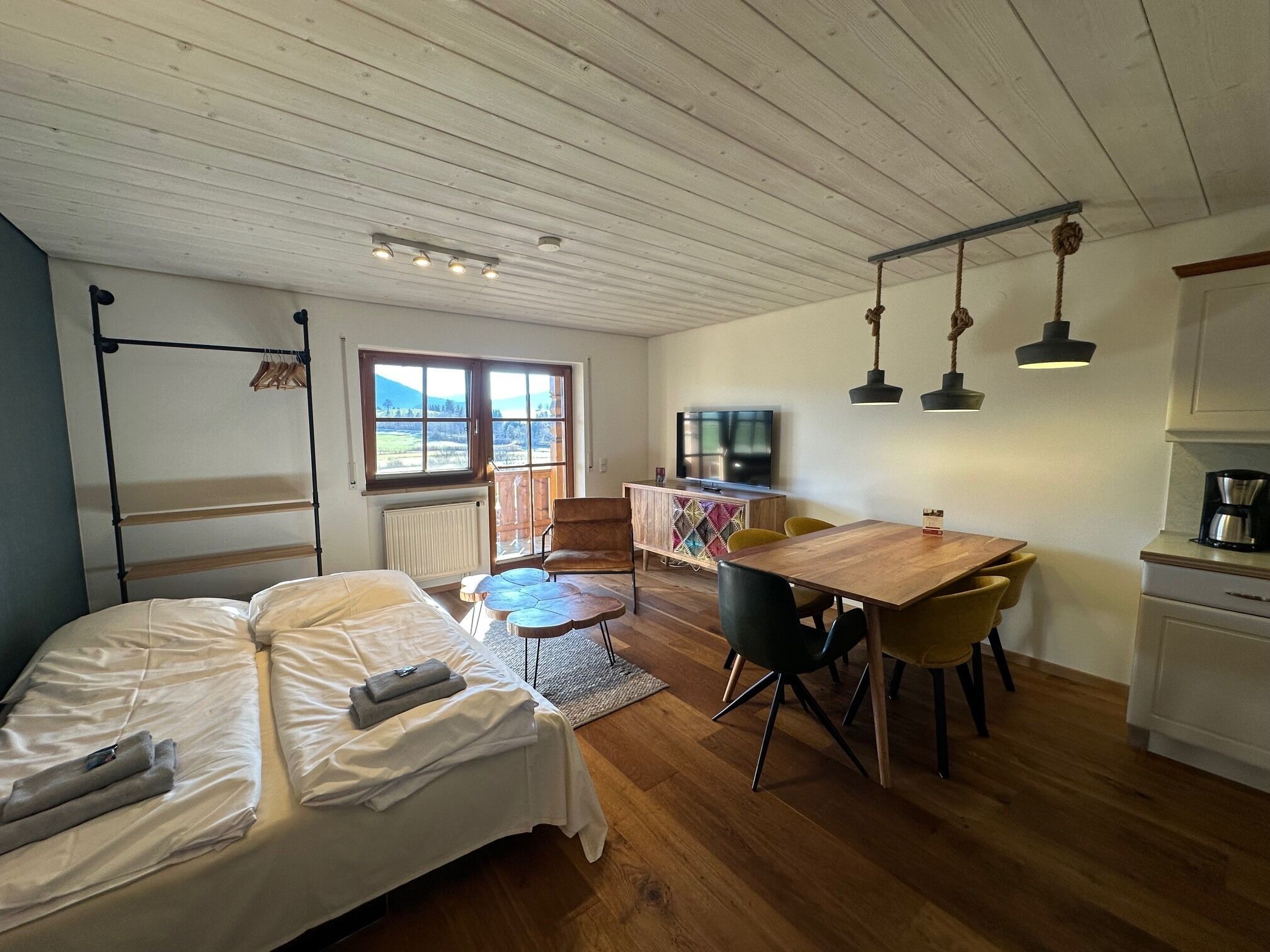 Traditional Apartment, Balcony, Mountain View | Living area
