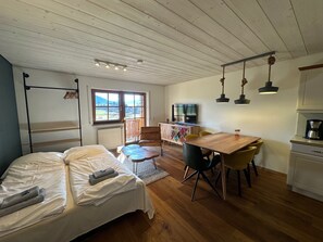 Traditional-Apartment, Balkon, Bergblick | Wohnbereich | Flachbildfernseher