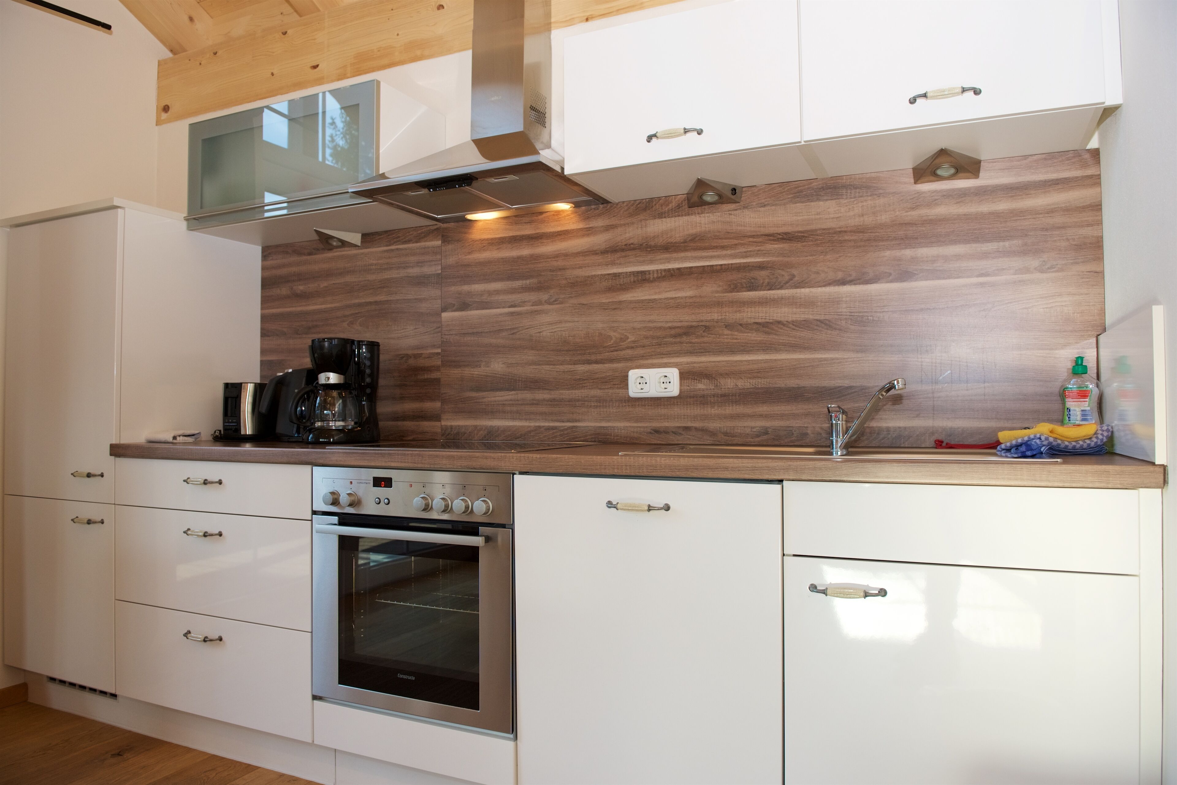 deluxe suite, 1 king bed, bathtub, mountain view | private kitchen | electric kettle