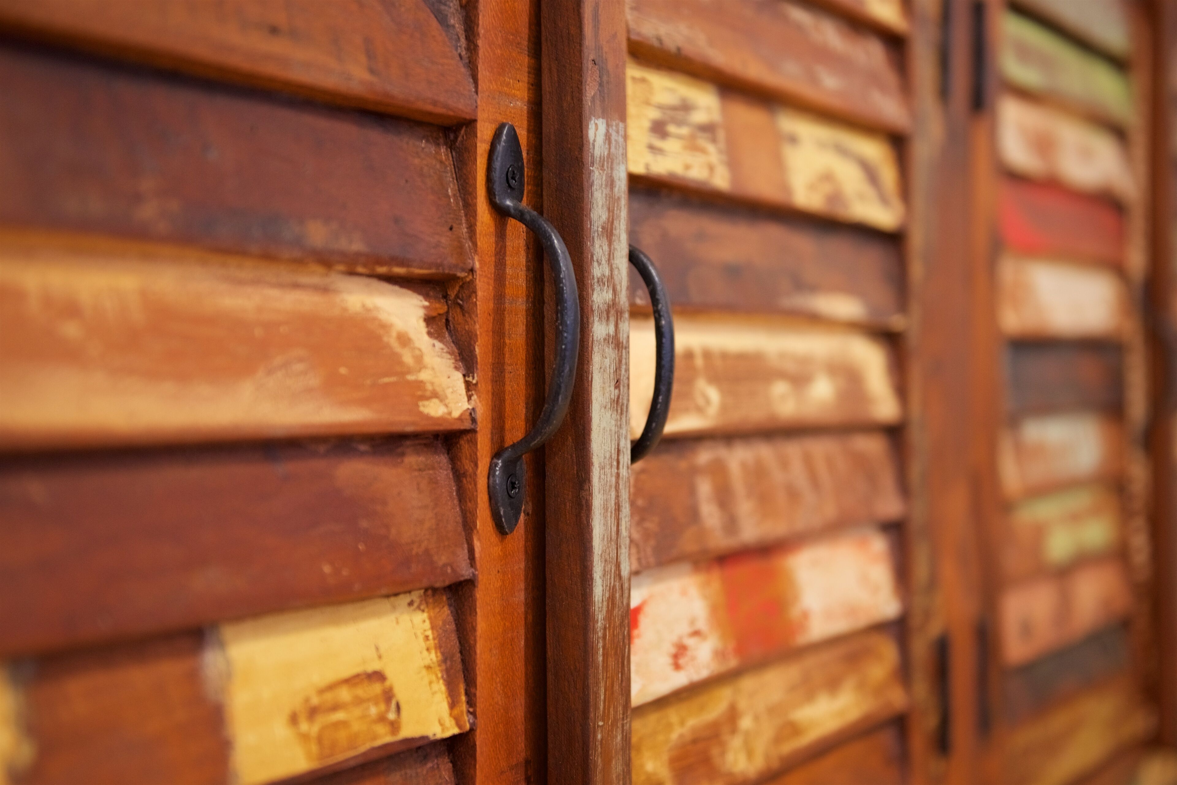 traditional apartment, balcony, mountain view | living room | flat-screen tv