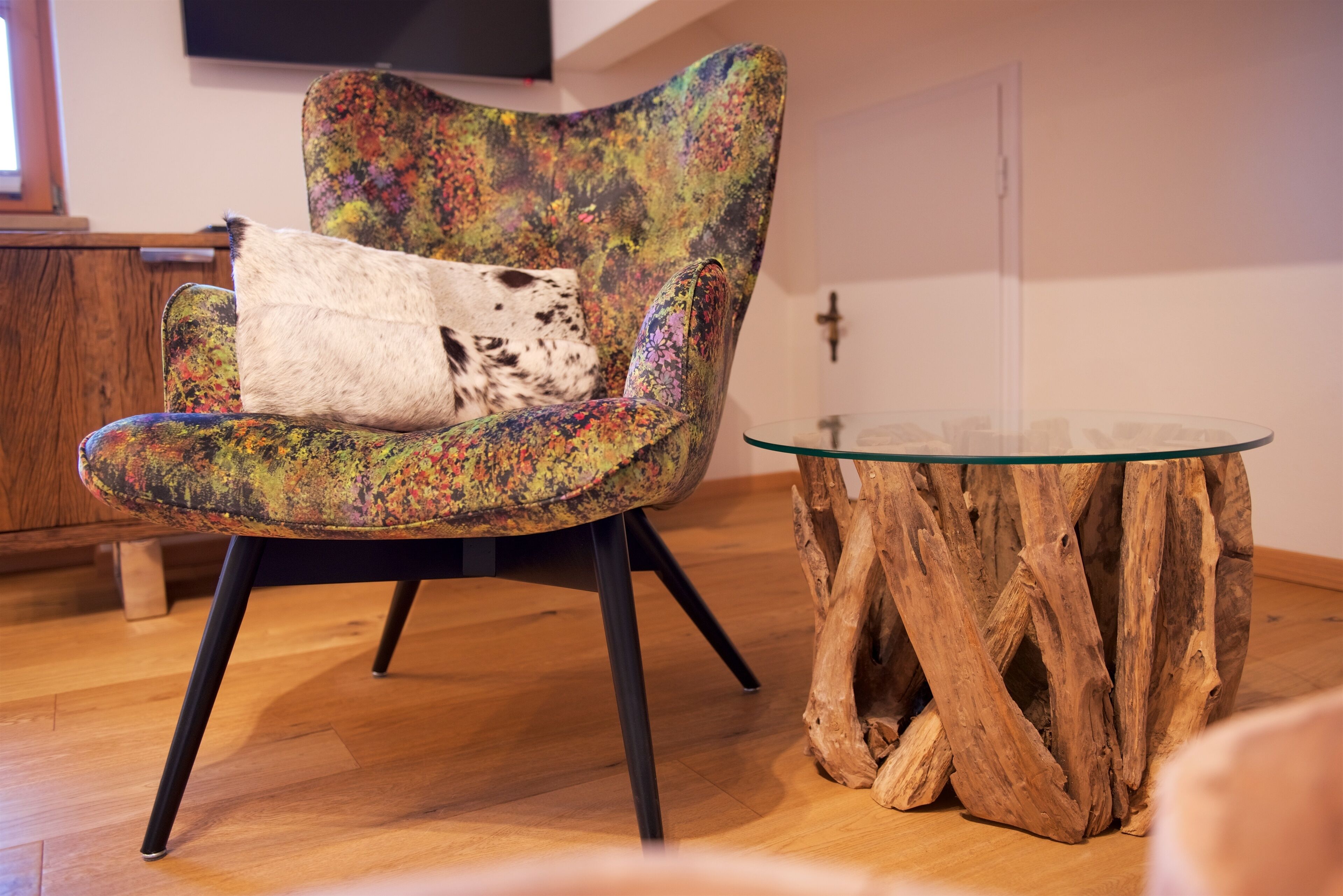 traditional apartment, balcony, mountain view | living room | flat-screen tv