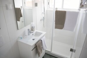 Dusche, Haartrockner, Handtücher