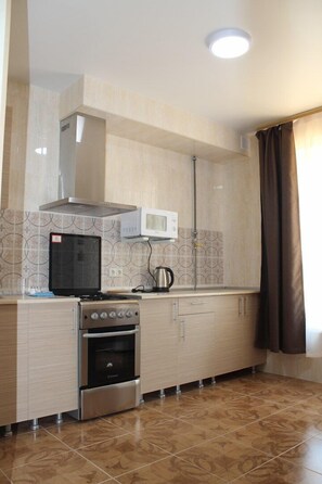 Apartment, 1 Bedroom, Courtyard Area | Dapur peribadi | Peti sejuk/penyejuk beku saiz penuh, ketuhar gelombang mikro, ketuhar 