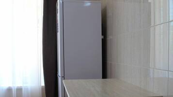 Apartment, 1 Schlafzimmer, zum Innenhof hin | Eigene Küche | Großer Kühlschrank, Mikrowelle, Ofen, Herdplatte