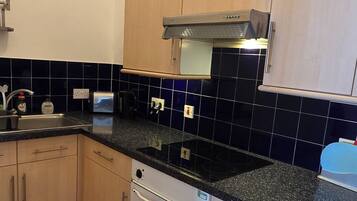 Køleskab, mikrobølgeovn, ovn, kogeplade