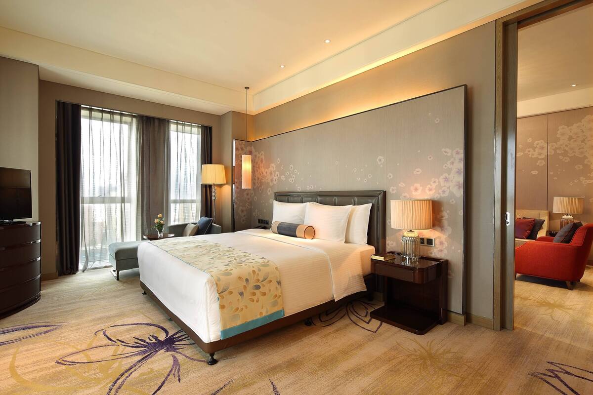 ห้องดีลักซ์สวีท | เครื่องนอนระดับพรีเมียม, ผ้านวมขนเป็ด, เตียงเมมโมรีโฟม, มินิบาร์