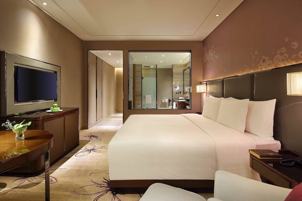 เครื่องนอนระดับพรีเมียม, ผ้านวมขนเป็ด, เตียงเมมโมรีโฟม, มินิบาร์