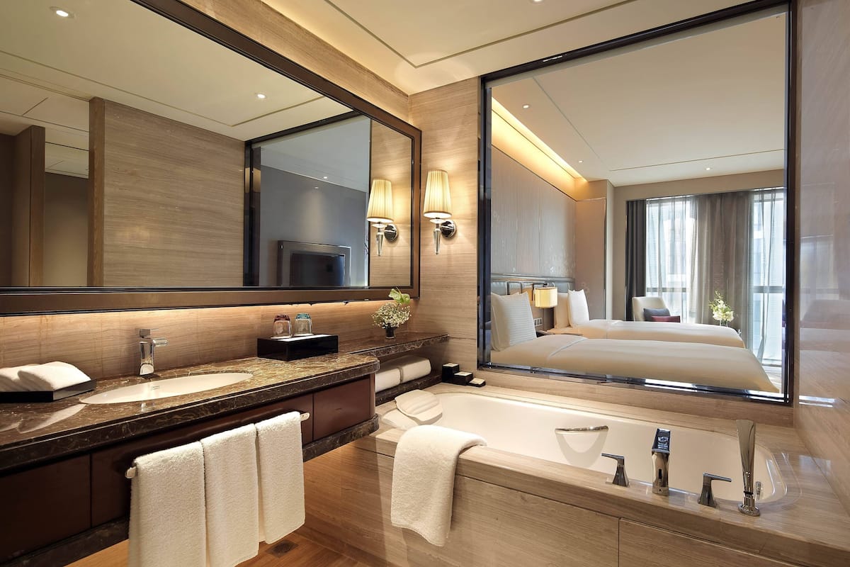 เครื่องนอนระดับพรีเมียม, ผ้านวมขนเป็ด, เตียงเมมโมรีโฟม, มินิบาร์