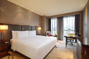 Premium bedding, down duvets, memory-foam beds, minibar - Wanda Realm Guangyuan (Guangyuan)