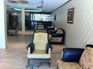 Lobby sitting area - Eyna Hotel (Ankara)